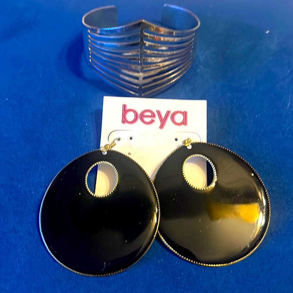 Earrings and bracelet set